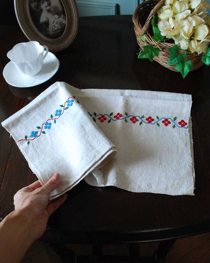 アンティーク 布製の雑貨　アンティーク雑貨　２色のお花＆イニシャルの刺繍入りのアンティークハンガリーリネン。キレイなものを選んできました新品ではないので多少の汚れやシミがある場合がありますが、いいものを選んできました。(d-1143-z)