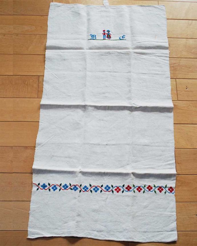 アンティーク 布製の雑貨　アンティーク雑貨　２色のお花＆イニシャルの刺繍入りのアンティークハンガリーリネン。上から見ると･･･こんな形のハンガリーリネンです。(d-1143-z)