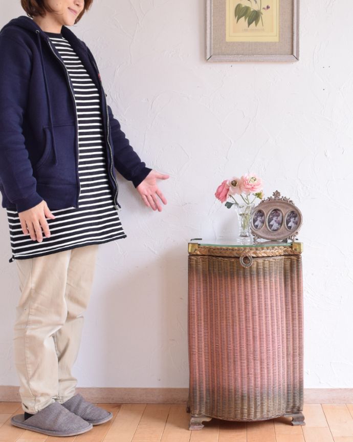 ロイドルーム　アンティーク家具　イギリスの伝統的なアンティーク家具、ガラス天板のロイドルームボックス（ピンク×ゴールド）。実は紙で作られた丈夫なボックスパッと見た目は籐に見えるロイドルームボックス。(d-1151-f-1)