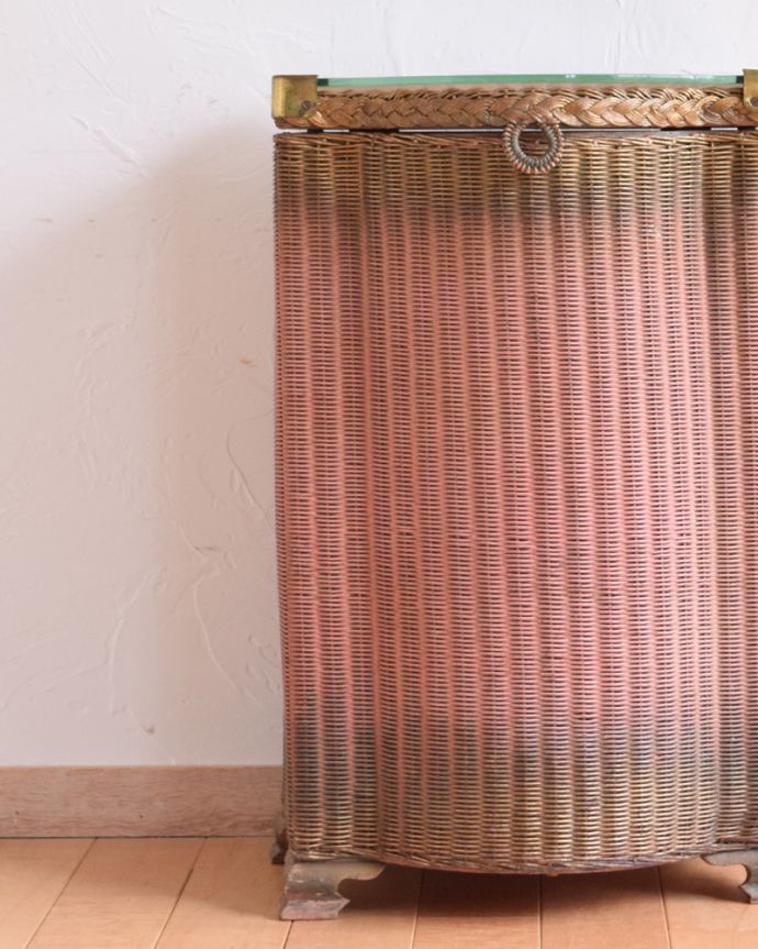 ロイドルーム　アンティーク家具　イギリスの伝統的なアンティーク家具、ガラス天板のロイドルームボックス（ピンク×ゴールド）。お部屋の挿し色にロイドルームは色も特長的。(d-1151-f-1)