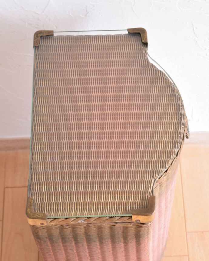 ロイドルーム　アンティーク家具　イギリスの伝統的なアンティーク家具、ガラス天板のロイドルームボックス（ピンク×ゴールド）。天板も使えます天板にものを乗せて使うことも出来ます。(d-1151-f-1)