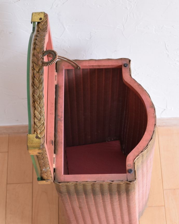 ロイドルーム　アンティーク家具　イギリスの伝統的なアンティーク家具、ガラス天板のロイドルームボックス（ピンク×ゴールド）。フタを開くと･･･中はとってもキレイに仕上げたので、リビングで散らかっている本やクッションブランケットはもちろん、ゴミ箱としても使えます。(d-1151-f-1)