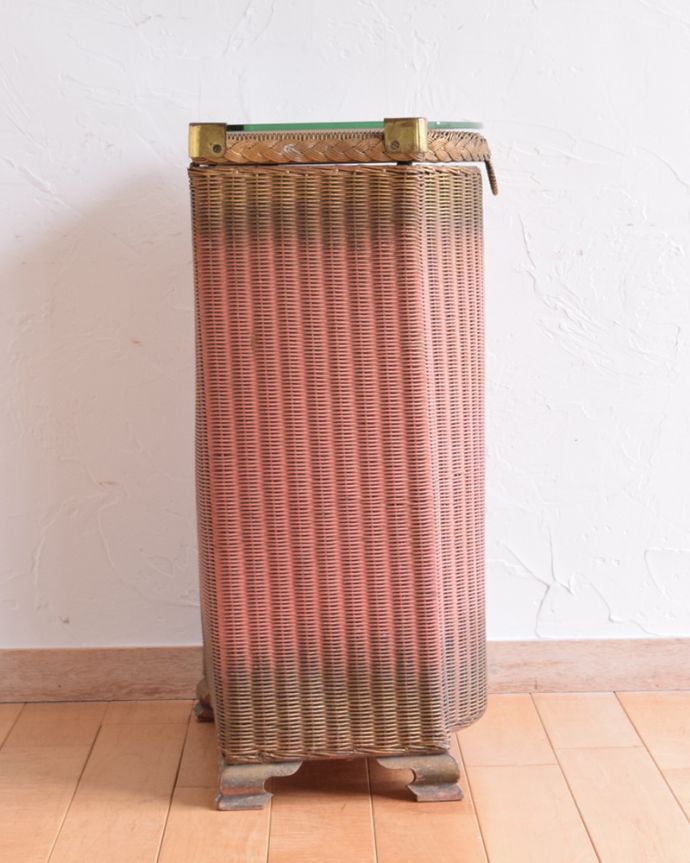 ロイドルーム　アンティーク家具　イギリスの伝統的なアンティーク家具、ガラス天板のロイドルームボックス（ピンク×ゴールド）。横から見てもキレイですもちろん、横顔だってキレイ！どこから見ても絵になります。(d-1151-f-1)