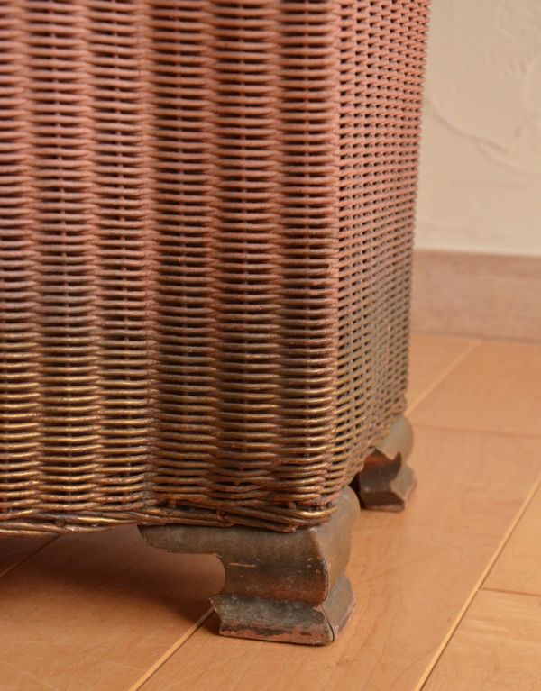 ロイドルーム　アンティーク家具　イギリスの伝統的なアンティーク家具、ガラス天板のロイドルームボックス（ピンク×ゴールド）。持ち上げなくても移動ラクラクHandleのアンティーク家具の足の裏にはフェルトキーパーをお付けしているので床を滑らせて移動できます。(d-1151-f-1)