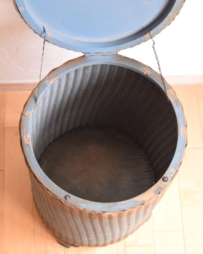 ロイドルーム　アンティーク家具　イギリスのアンティークロイドルーム家具、青色のランドリーボックス。フタを開くと･･･中はとってもキレイに仕上げたので、リビングで散らかっている本やクッションブランケットはもちろん、ゴミ箱としても使えます。(d-1155-f)