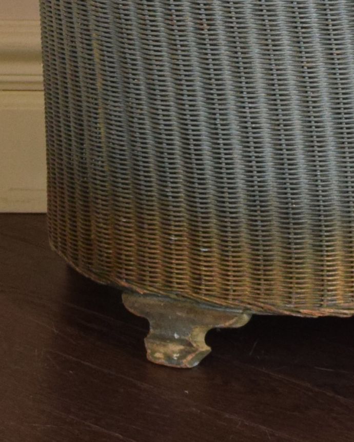 ロイドルーム　アンティーク家具　イギリスのアンティークロイドルーム家具、青色のランドリーボックス。持ち上げなくても移動ラクラクHandleのアンティーク家具の足の裏にはフェルトキーパーをお付けしているので床を滑らせて移動できます。(d-1155-f)