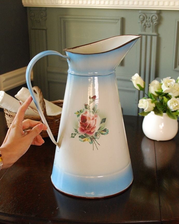 アンティーク ホーロー・アイアン製の雑貨 アンティーク雑貨 フランスJAPY社、ピンクのローズとパンジー柄のアンティークホーローのジャグ。いろんな使い方が出来ますフラワーベースとしても使いやすい便利なサイズです。(d-1155-z)