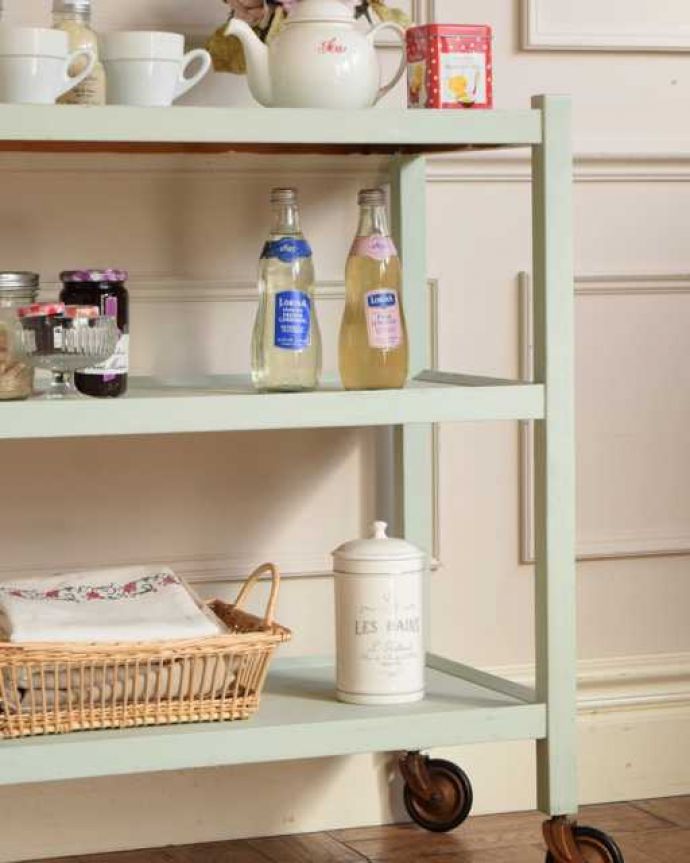 アンティークのワゴン・トローリー アンティーク家具 フランスで見つけたアンティーク家具、フレンチペイントのトロリー(ワゴン)。おシャレなワゴンは使い方自由自在いろんな用途で使えるワゴン。(d-1157-f)