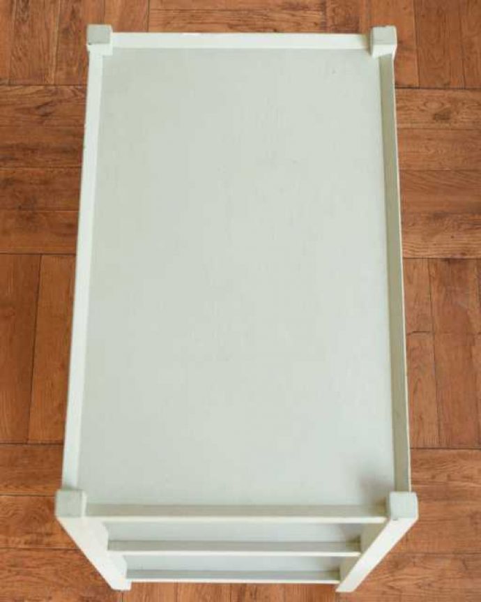 アンティークのワゴン・トローリー アンティーク家具 フランスで見つけたアンティーク家具、フレンチペイントのトロリー(ワゴン)。上から見るとこんな形です天板部分も、こんな感じでキレイに仕上げました。(d-1157-f)