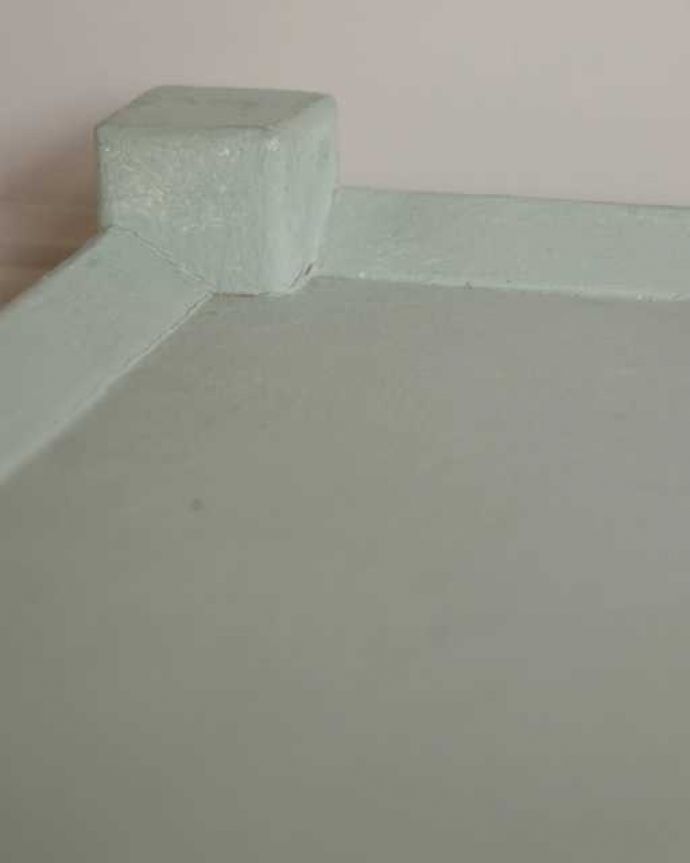 アンティークのワゴン・トローリー アンティーク家具 フランスで見つけたアンティーク家具、フレンチペイントのトロリー(ワゴン)。ちょっとしたこだわり天板の縁の部分に落ちないような仕掛けが施されています。(d-1157-f)