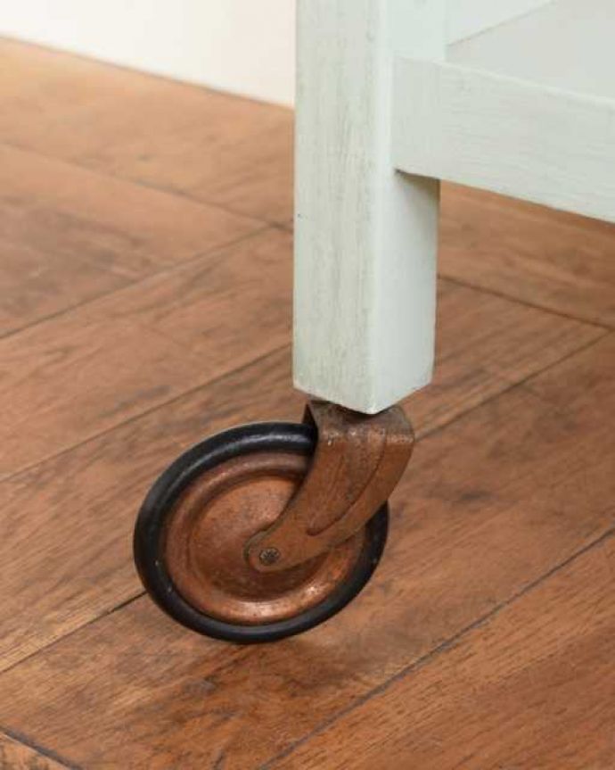 アンティークのワゴン・トローリー アンティーク家具 フランスで見つけたアンティーク家具、フレンチペイントのトロリー(ワゴン)。ちゃんと動きます脚先にはキャスターが。(d-1157-f)