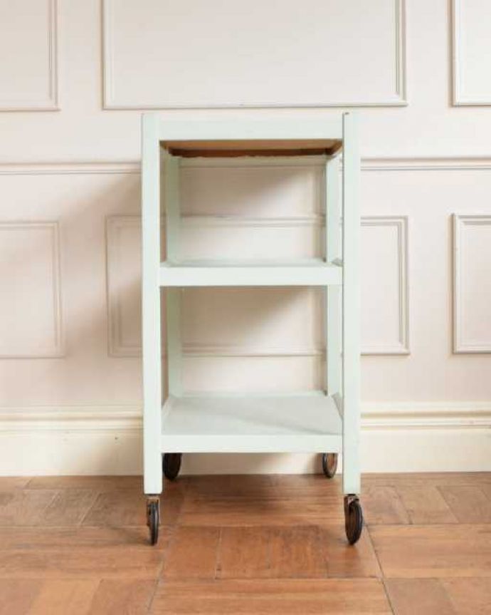 アンティークのワゴン・トローリー アンティーク家具 フランスで見つけたアンティーク家具、フレンチペイントのトロリー(ワゴン)。キッチンだけじゃもったいない!アンティークのワゴンはデザインもキレイなので、キッチン用として使うだけじゃなく、家具としていろいろ使えます。(d-1157-f)