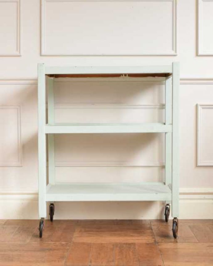 アンティークのワゴン・トローリー アンティーク家具 フランスで見つけたアンティーク家具、フレンチペイントのトロリー(ワゴン)。360度、どこから見てもキレイアンティークは新品ではないので、もちろん経年変化によるキズはありますが、専門の職人がキレイにお直しをしているので、どの角度から見てもキレイです。(d-1157-f)