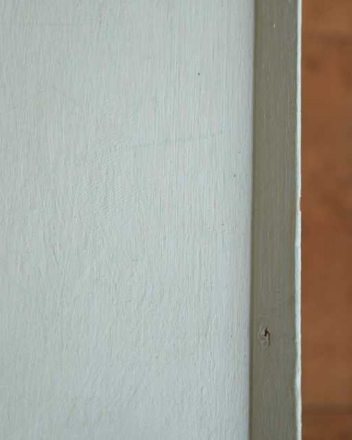 アンティークのワゴン・トローリー アンティーク家具 フランスで見つけたアンティーク家具、フレンチペイントのトロリー(ワゴン)。近づいて見ると・・・ペイントの家具はコンディンがあまりよくないものが多いので、日本に連れて帰ってきてからしっかりキレイにお直ししました。(d-1157-f)