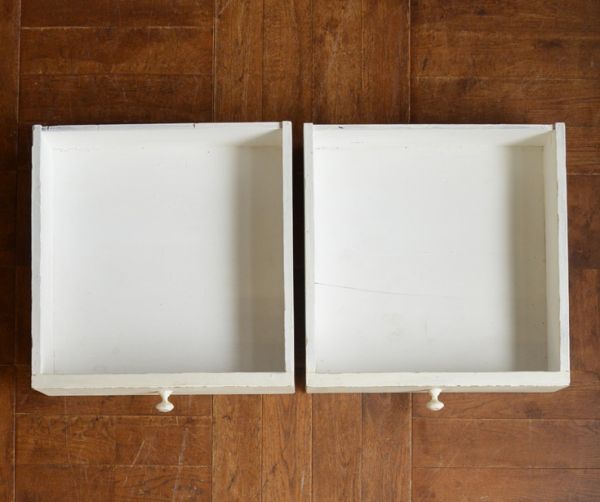 アンティークのキャビネット　アンティーク家具　アンティークのホワイトペイント家具、フランスの素敵なカップボード（食器棚）。引き出しの内側もキレイな状態なので何でも入れられます。(d-1159-f )