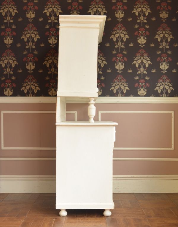 アンティークのキャビネット　アンティーク家具　アンティークのホワイトペイント家具、フランスの素敵なカップボード（食器棚）。サイドもきれいにペイントされています。(d-1159-f )