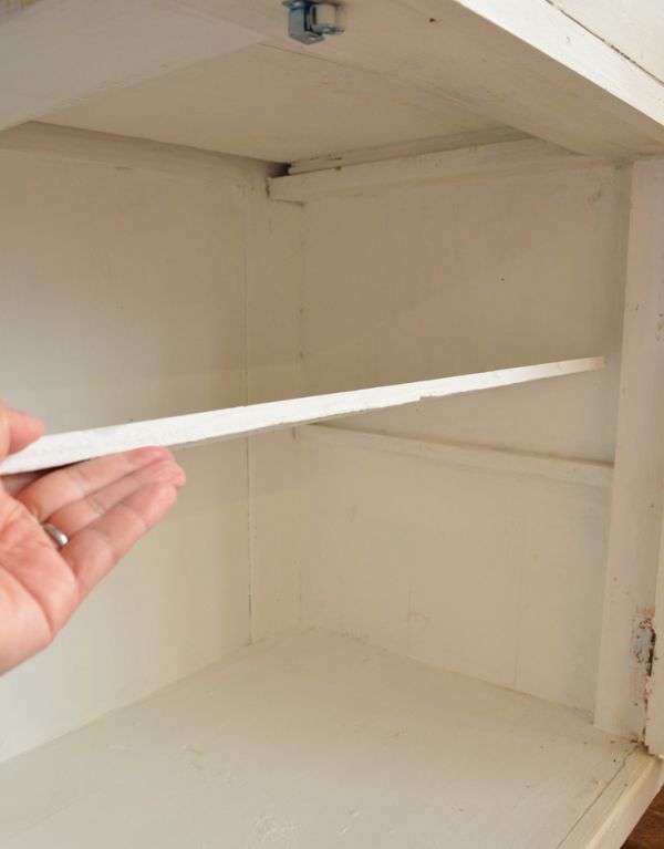 アンティークのキャビネット　アンティーク家具　アンティークのホワイトペイント家具、フランスの素敵なカップボード（食器棚）。棚板があるので、整理整頓がしやすいですよ。(d-1159-f )