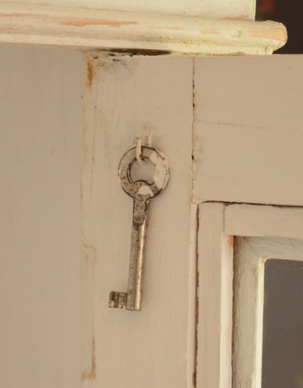 アンティークのキャビネット　アンティーク家具　アンティークのホワイトペイント家具、フランスの素敵なカップボード（食器棚）。上の扉の鍵のみ、扉の裏にこのように引っ掛けて保管できます。(d-1159-f )