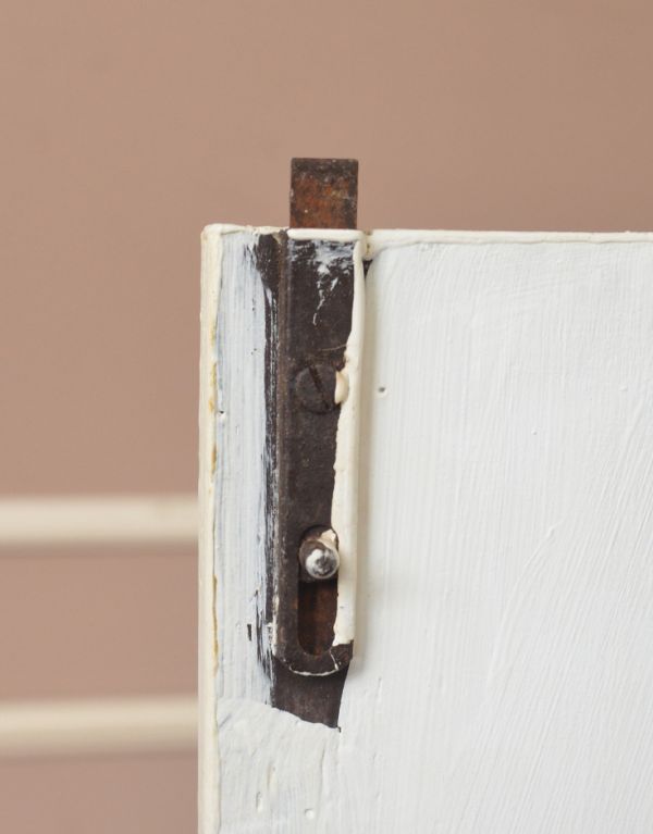 アンティークのキャビネット　アンティーク家具　アンティークのホワイトペイント家具、フランスの素敵なカップボード（食器棚）。扉を留めるためのストッパーも当時のものです。(d-1159-f )