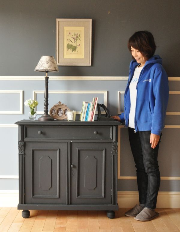 フレンチスタイルのアンティーク家具、ブラックペイントのキャビネット