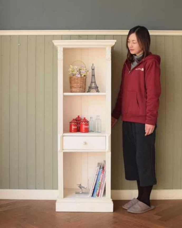 アンティークのキャビネット　アンティーク家具　アンティークのペイント家具、ホワイト色のオープンキャビネット（本棚）。お部屋をパッと華やかにしてくれるペイントの本棚背の高いフランスらしいペイントの家具。(d-1162-f)