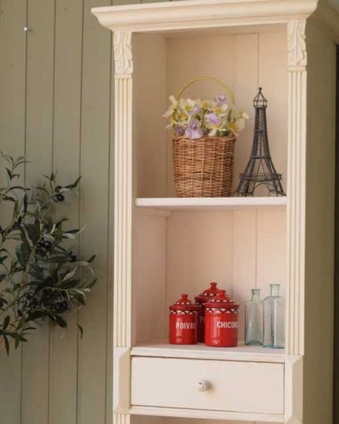 アンティークのキャビネット　アンティーク家具　アンティークのペイント家具、ホワイト色のオープンキャビネット（本棚）。タップリ収納出来る実力派見た目の美しさはもちろん、収納力たっぷり。(d-1162-f)