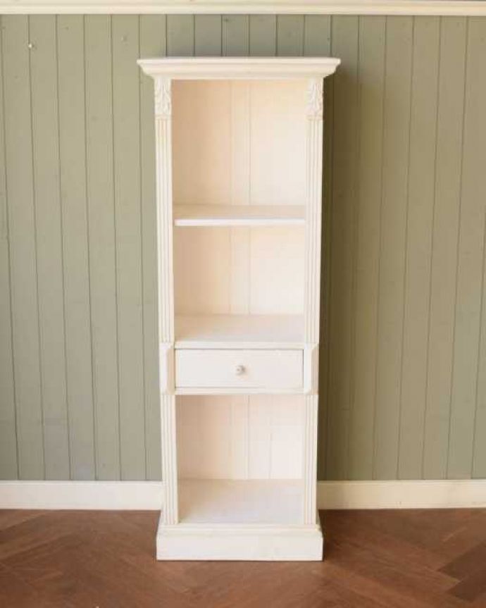 アンティークのキャビネット　アンティーク家具　アンティークのペイント家具、ホワイト色のオープンキャビネット（本棚）。しっかりお直ししたのでキレイですペイントの家具はコンディンがあまりよくないものが多いので、日本に連れて帰ってきてからしっかりキレイにお直ししました。(d-1162-f)