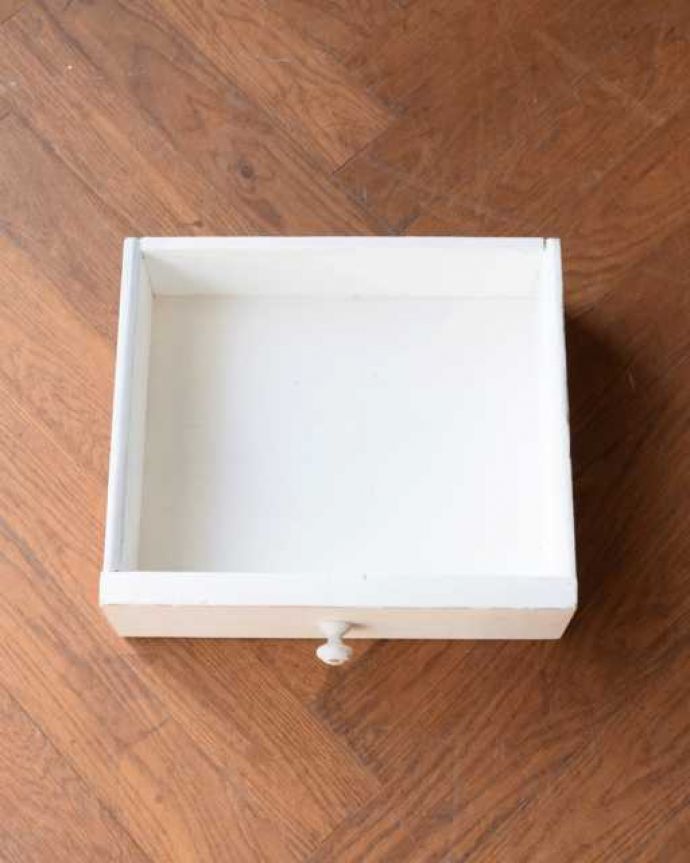 アンティークのキャビネット　アンティーク家具　アンティークのペイント家具、ホワイト色のオープンキャビネット（本棚）。もちろん、引き出しもキレイです！引き出しの中も専門の職人が修復したのでキレイです。(d-1162-f)