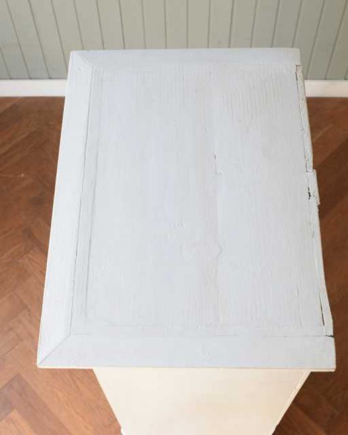 アンティークのキャビネット　アンティーク家具　アンティークのペイント家具、ホワイト色のオープンキャビネット（本棚）。天板を上から見てみると･･･見えない部分もキレイに仕上げました。(d-1162-f)