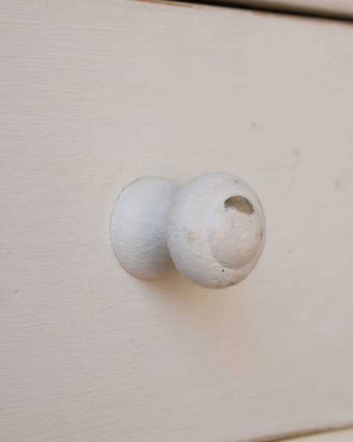 アンティークのキャビネット　アンティーク家具　アンティークのペイント家具、ホワイト色のオープンキャビネット（本棚）。こんな場所もアンティークらしい引き出しの取っ手もステキ。(d-1162-f)