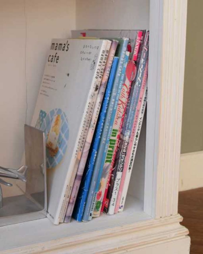 アンティークのキャビネット　アンティーク家具　アンティークのペイント家具、ホワイト色のオープンキャビネット（本棚）。A4サイズも収納出来ちゃう優れものA4サイズの雑誌までしっかり収納出来ちゃう大きさ。(d-1162-f)