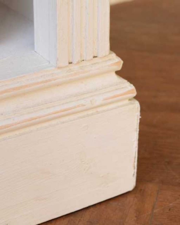 アンティークのキャビネット　アンティーク家具　アンティークのペイント家具、ホワイト色のオープンキャビネット（本棚）。女性１人でラクラク運べちゃうんですHandleのアンティークは、脚の裏にフェルトキーパーをお付けしています。(d-1162-f)