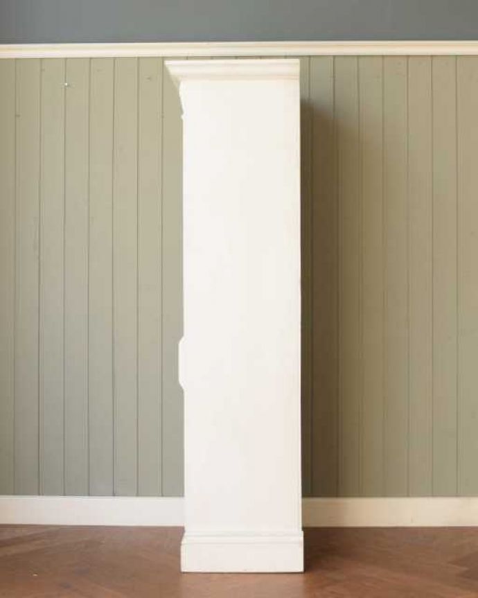 アンティークのキャビネット　アンティーク家具　アンティークのペイント家具、ホワイト色のオープンキャビネット（本棚）。横から見ても素敵なんですもちろん、横から見てもキレイに仕上がっているので、いろんな場所に置いて使って下さい。(d-1162-f)