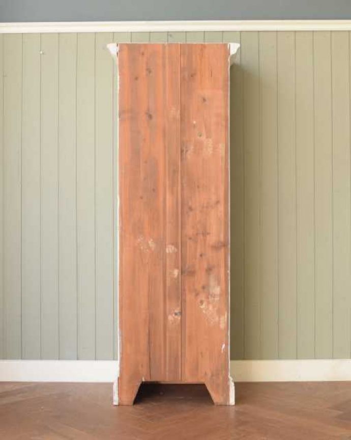 アンティークのキャビネット　アンティーク家具　アンティークのペイント家具、ホワイト色のオープンキャビネット（本棚）。もちろん後ろ姿も自信アリアンティークは新品ではないので、経年変化によるキズはありますが、専門の職人がキレイにお直しをしているので、後ろ姿にも自信があります。(d-1162-f)