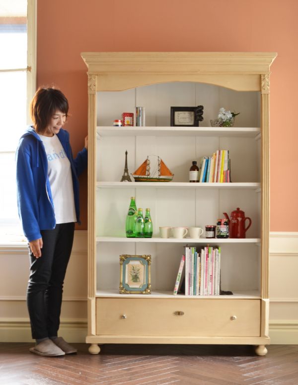 アンティークのキャビネット　アンティーク家具　アンティークのフレンチインテリア、引き出し付きのブックケース（クリームペイント）。お部屋をパッと華やかにしてくれるペイントの本棚背の高いフランスらしいペイントの家具。(d-1164-f)