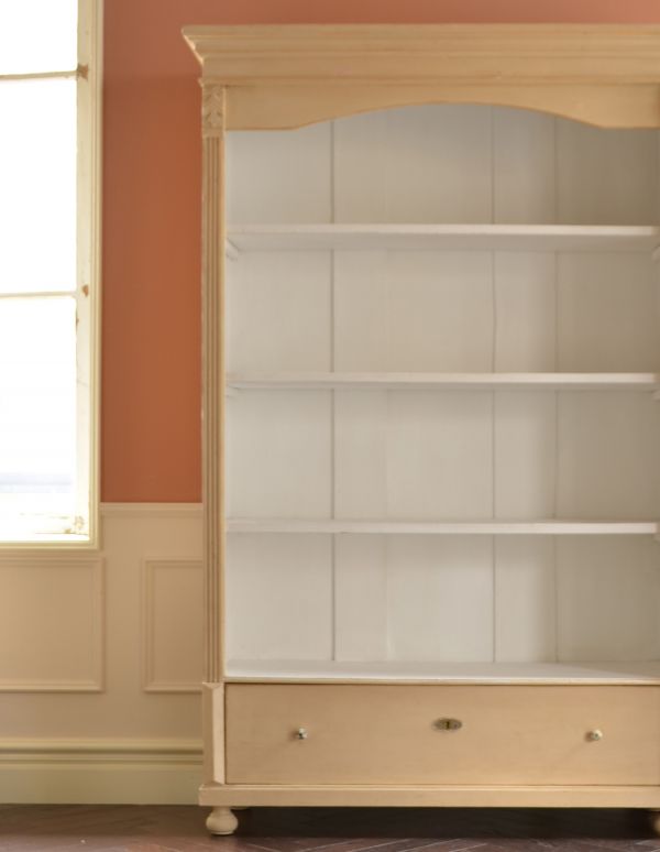 アンティークのキャビネット　アンティーク家具　アンティークのフレンチインテリア、引き出し付きのブックケース（クリームペイント）。タップリ収納出来る実力派見た目の美しさはもちろん、収納力たっぷり。(d-1164-f)