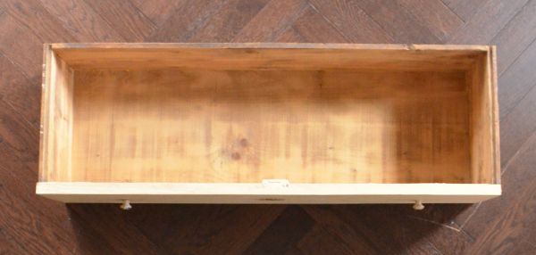 アンティークのキャビネット　アンティーク家具　アンティークのフレンチインテリア、引き出し付きのブックケース（クリームペイント）。引き出しの内側もキレイな状態なので何でも入れられます。(d-1164-f)