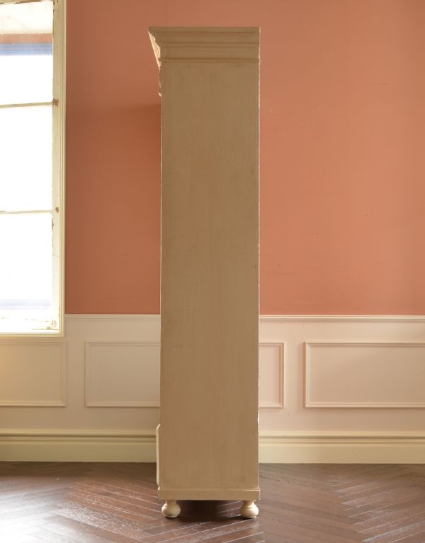 アンティークのキャビネット　アンティーク家具　アンティークのフレンチインテリア、引き出し付きのブックケース（クリームペイント）。横から見ても素敵なんですもちろん、横から見てもキレイに仕上がっているので、いろんな場所に置いて使って下さい。(d-1164-f)