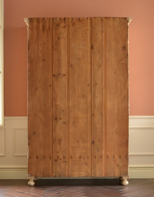 アンティークのキャビネット　アンティーク家具　アンティークのフレンチインテリア、引き出し付きのブックケース（クリームペイント）。もちろん後ろ姿も自信アリアンティークは新品ではないので、経年変化によるキズはありますが、専門の職人がキレイにお直しをしているので、後ろ姿にも自信があります。(d-1164-f)