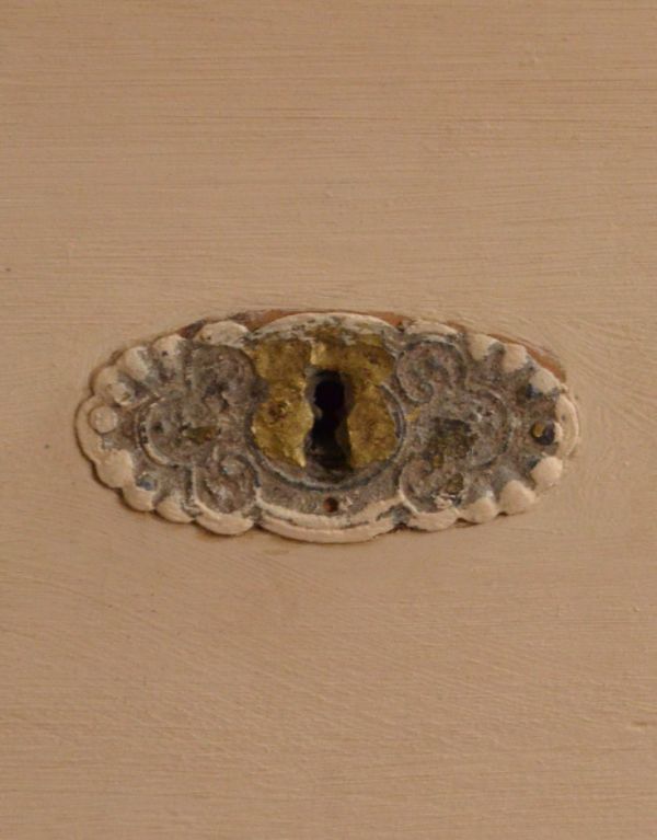 アンティークのキャビネット　アンティーク家具　アンティークのフレンチインテリア、引き出し付きのブックケース（クリームペイント）。フランスらしい鍵穴鍵は見つからなかったので、装飾の一部としてお楽しみ下さい。(d-1164-f)