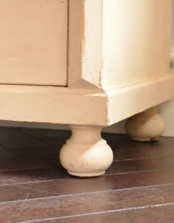 アンティークのキャビネット　アンティーク家具　アンティークのフレンチインテリア、引き出し付きのブックケース（クリームペイント）。女性１人でラクラク運べちゃうんですHandleのアンティークは、脚の裏にフェルトキーパーをお付けしています。(d-1164-f)