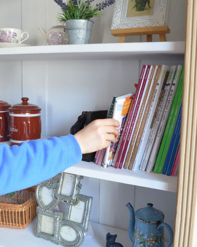 アンティークのキャビネット　アンティーク家具　アンティークのフレンチインテリア、引き出し付きのブックケース（クリームペイント）。A4サイズも収納出来ちゃう優れものA4サイズの雑誌までしっかり収納出来ちゃう大きさ。(d-1164-f)