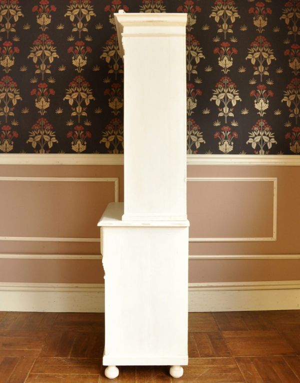 アンティークのキャビネット　アンティーク家具　アンティークのフレンチ家具、ホワイトペイントのカップボード（食器棚）。サイドもきれいにペイントされています。(d-1165-f)