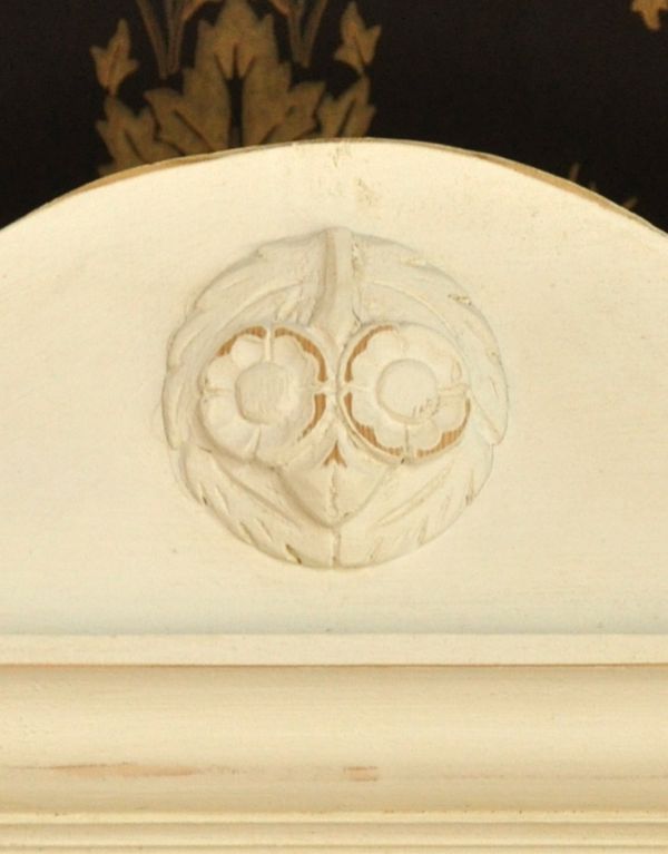 アンティークのキャビネット　アンティーク家具　アンティークのフレンチ家具、ホワイトペイントのカップボード（食器棚）。トップにはお花の装飾がワンポイントで付いています。(d-1165-f)