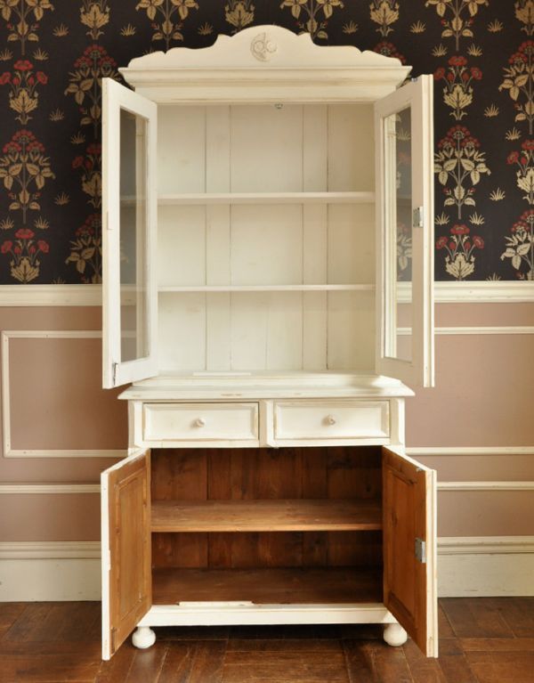 アンティークのキャビネット　アンティーク家具　アンティークのフレンチ家具、ホワイトペイントのカップボード（食器棚）。上段の内側は白いペイントで仕上がっています。(d-1165-f)