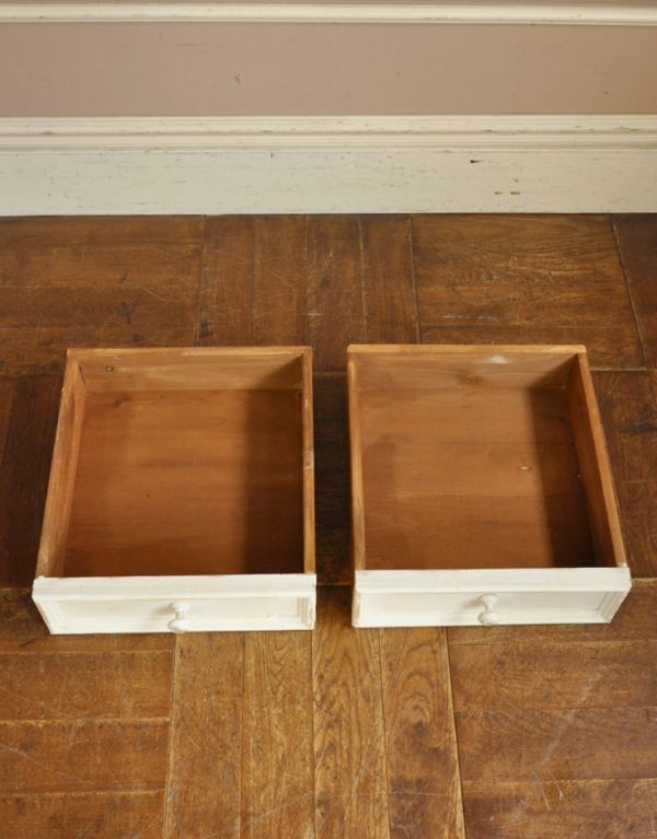 アンティークのキャビネット　アンティーク家具　アンティークのフレンチ家具、ホワイトペイントのカップボード（食器棚）。引き出しの内側もキレイな状態なので何でも入れられます。(d-1165-f)