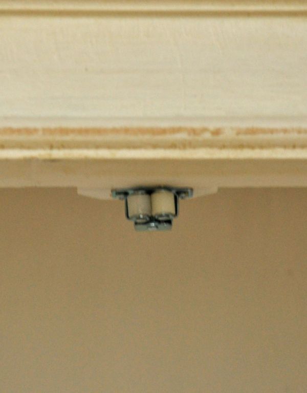 アンティークのキャビネット　アンティーク家具　アンティークのフレンチ家具、ホワイトペイントのカップボード（食器棚）。扉にはローラーキャッチャーが付いているので、開け閉めがスムーズです。(d-1165-f)