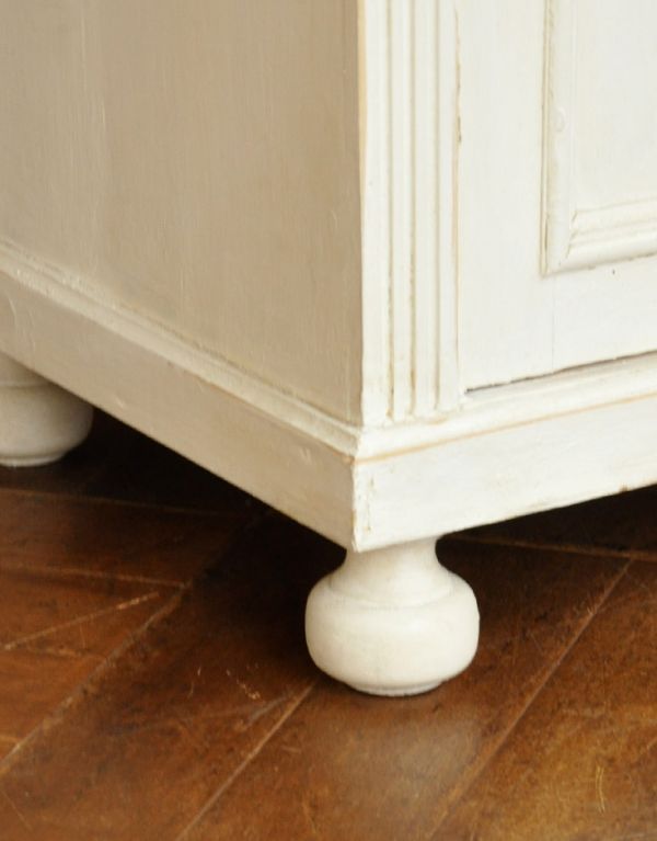 アンティークのキャビネット　アンティーク家具　アンティークのフレンチ家具、ホワイトペイントのカップボード（食器棚）。脚が付いています。(d-1165-f)