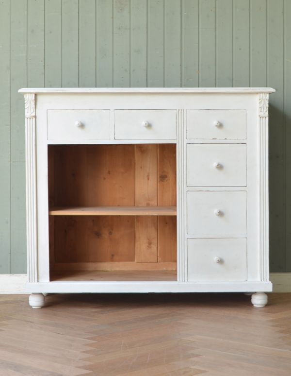 アンティークのキャビネット　アンティーク家具　フランスから届いたアンティーク家具、ホワイトペイントのおしゃれなショップカウンター（店舗什器）。何を収納しようかな？棚の部分も専門の職人がキレイにお直ししました。(d-1167-f)