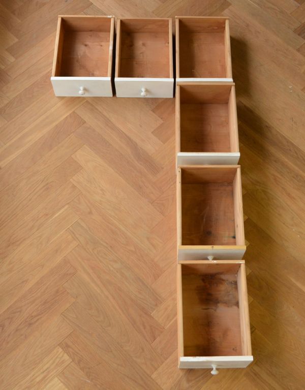 アンティークのキャビネット　アンティーク家具　フランスから届いたアンティーク家具、ホワイトペイントのおしゃれなショップカウンター（店舗什器）。引き出しの中もチェック！もちろん引き出しの中も職人がキレイにお直したので、安心してください。(d-1167-f)